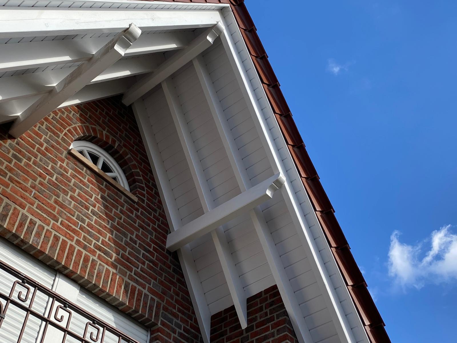 S&auml;uberung wei�er Dach&uuml;berst&auml;nde und Gesimse f&uuml;r ein perfektes optisches Finish.